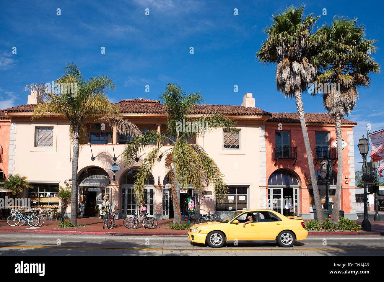 USA, California, Santa Barbara, ein Auto auf der State street Stockfoto