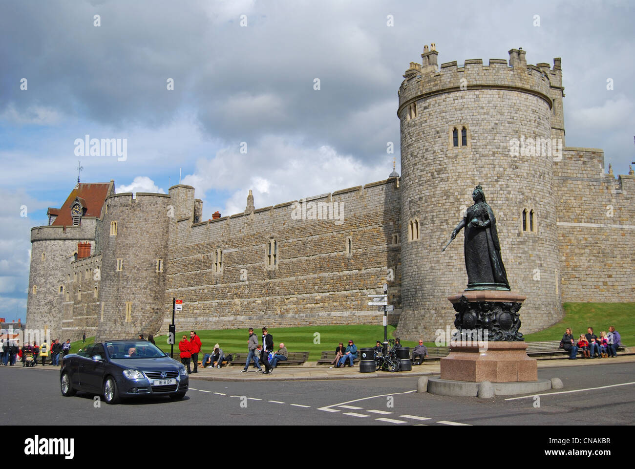 Türme und Mauern von Schloss Windsor, High Street, Windsor, Berkshire, England, Vereinigtes Königreich Stockfoto