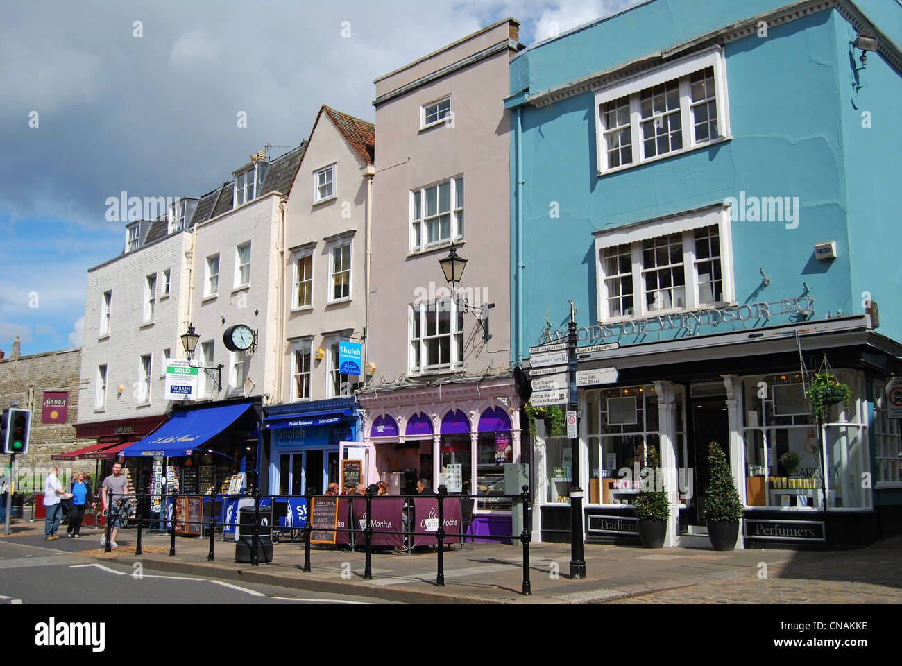 Teehaus und Geschäfte auf der High Street, Windsor, Berkshire, England, Vereinigtes Königreich Stockfoto