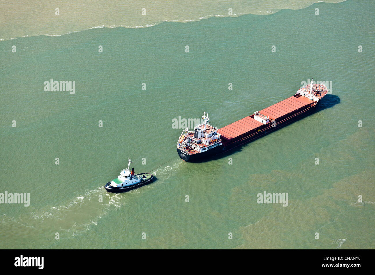 Frankreich, Loire-Atlantique, Saint-Nazaire, Schlepper fahren eine Ladung in der Loire-Mündung (Luftaufnahmen) Stockfoto