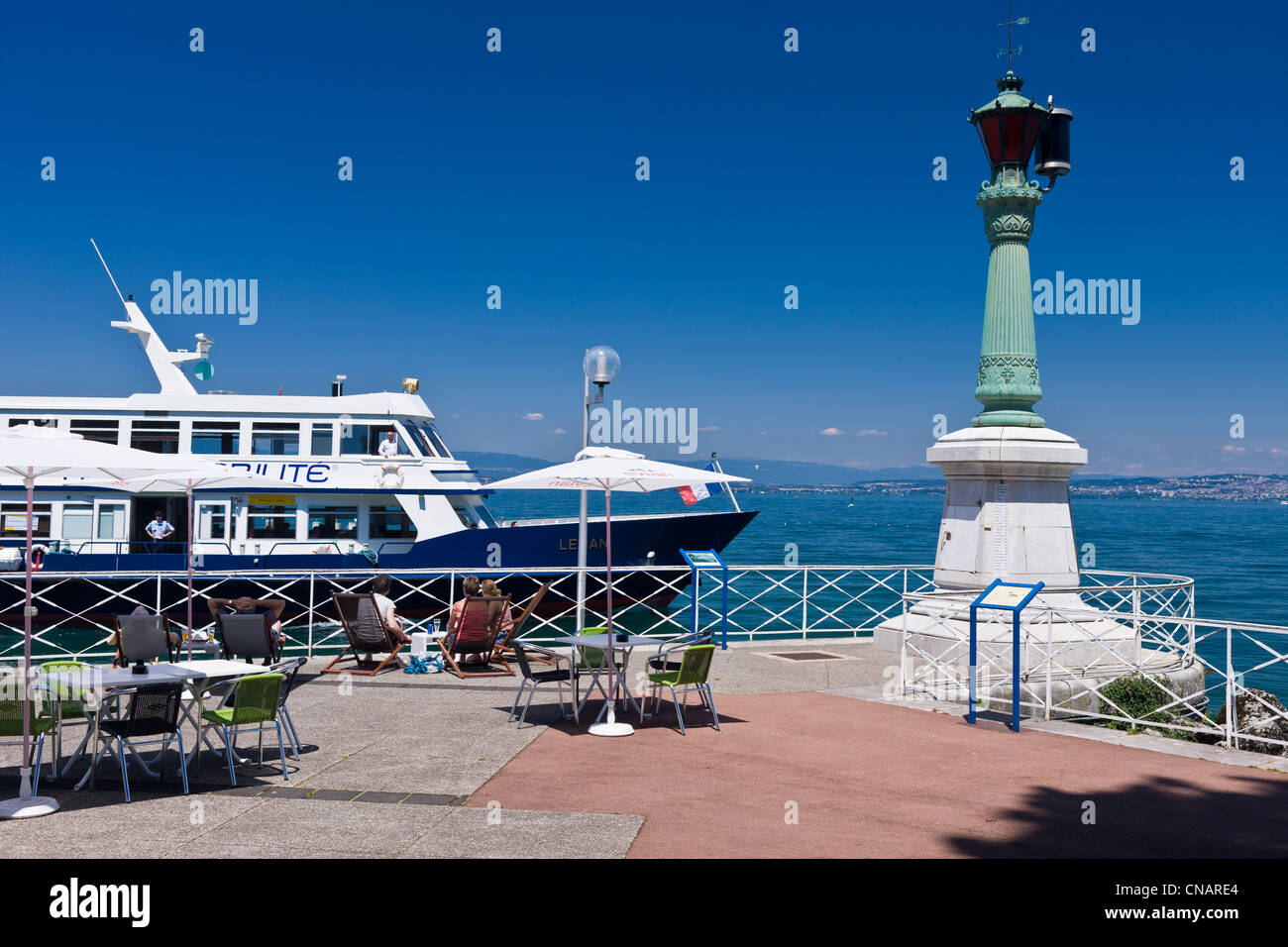 Frankreich, Haute Savoie, Le Chablais, Evian, Genfer See, Gehweg auf den Kais und Café-Terrasse Stockfoto