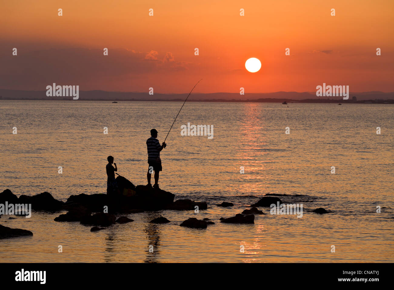 Frankreich, Gard, Camargue, Le Grau du Roi, Angeln in den Sonnenuntergang Stockfoto