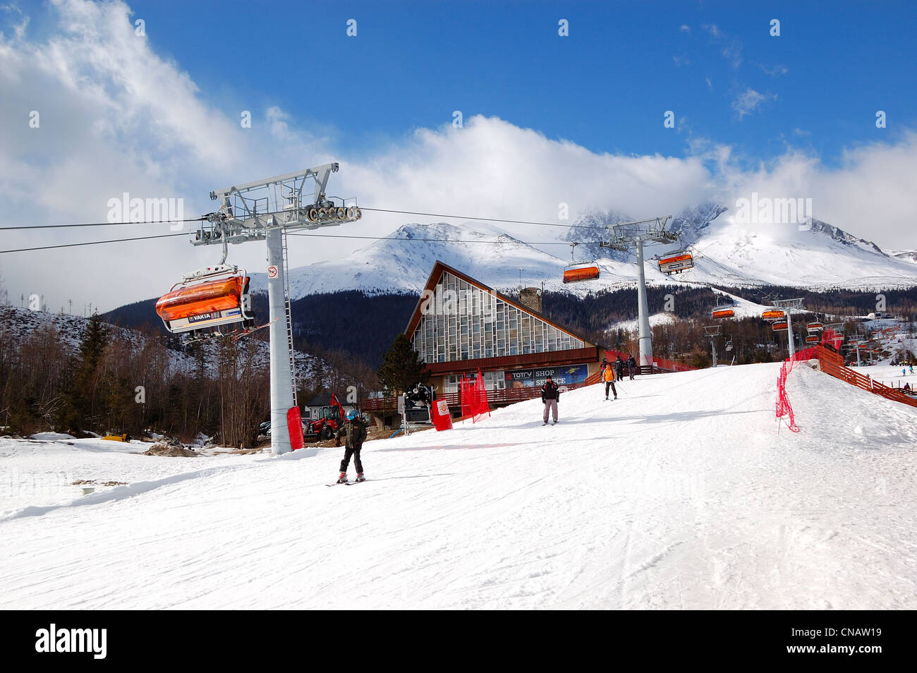Tatranska Lomnica ist das beliebte Skigebiet in der hohen Tatra, Slowakei Stockfoto
