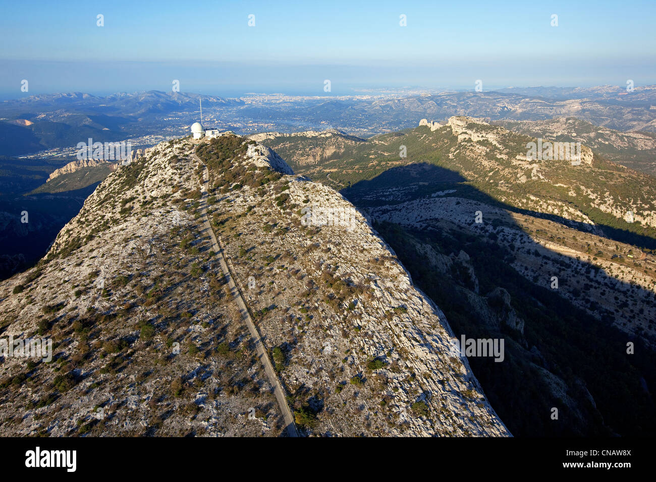 Frankreich, Var, Massif De La Sainte Baume, Pic de Bertagne, im Hintergrund Marseille (Luftbild) Stockfoto