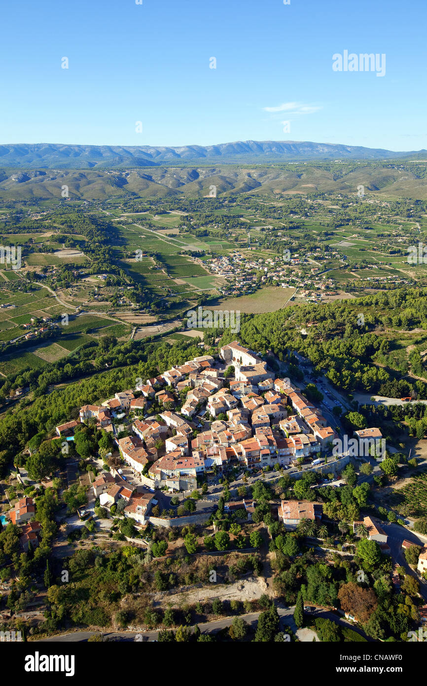 Frankreich, Var, Le Castellet, im Hintergrund das Massif De La Sainte-Baume (Luftbild) Stockfoto