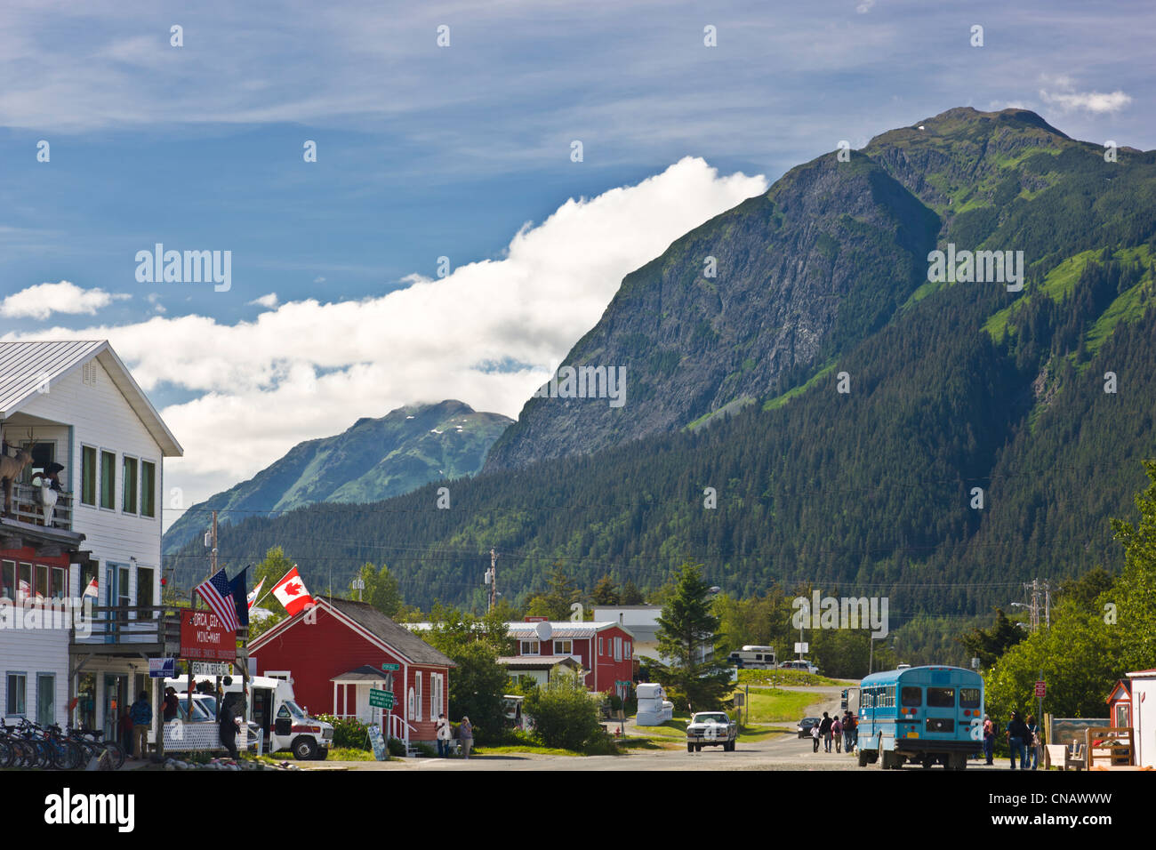 Touristen erkunden die Stadt Haines, Mount Ripinski im Hintergrund, südöstlichen Alaska, Sommer Stockfoto