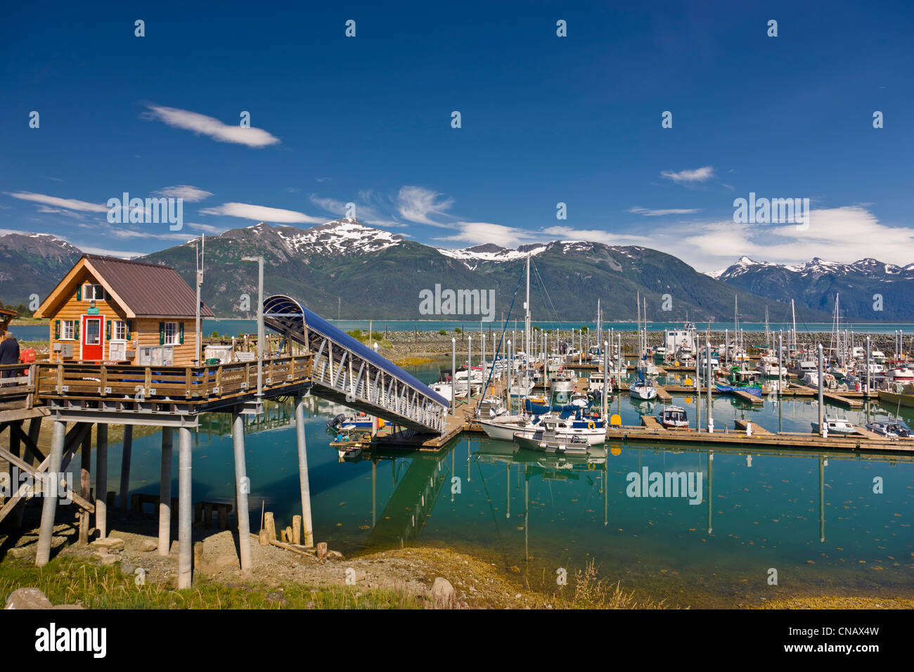 Haines Bootshafen mit den Coast Mountains im Hintergrund, Haines, Alaska Southeast, Sommer Stockfoto