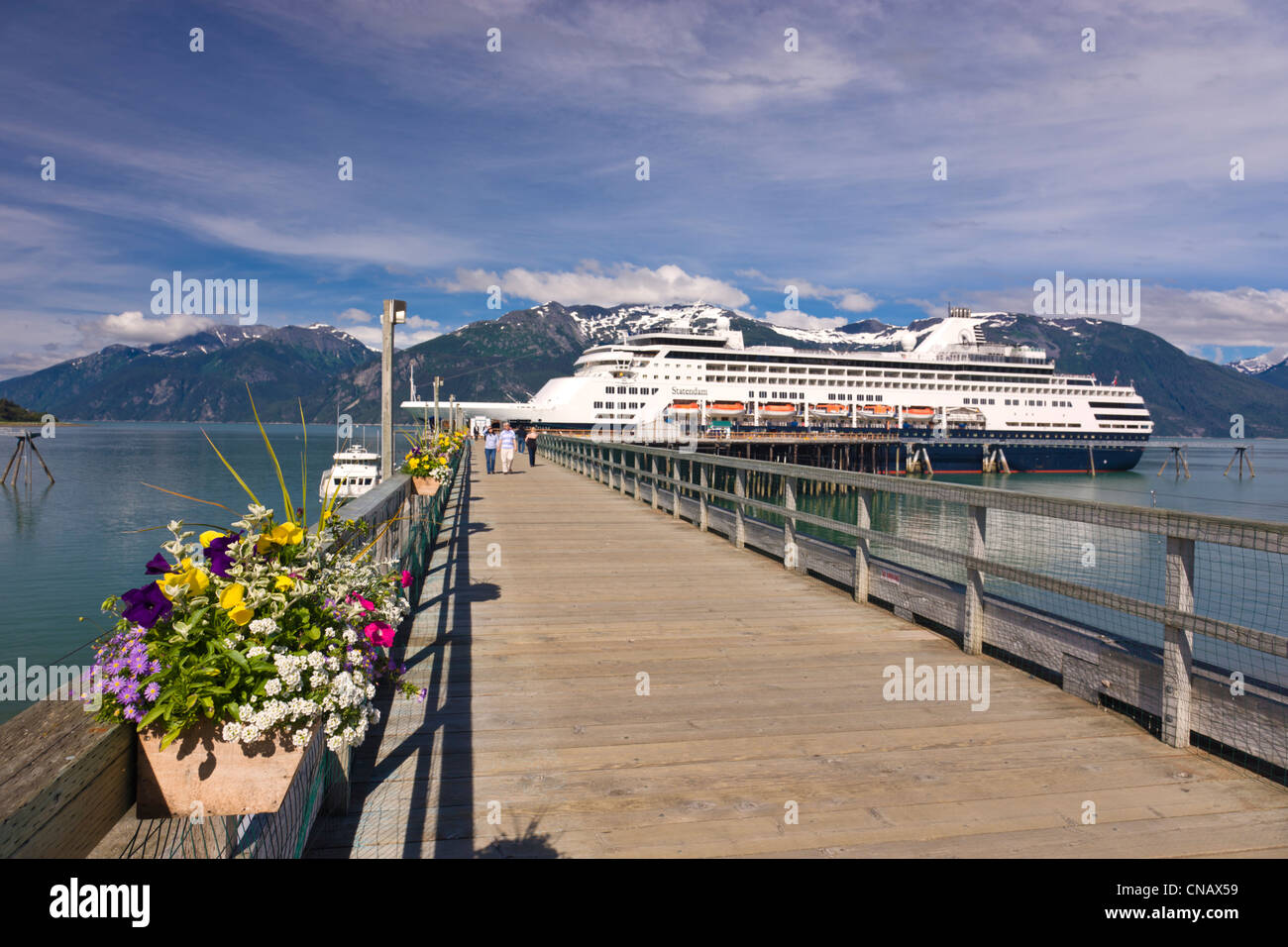 Kreuzfahrt Schiff angedockt an Haines Hafen im Südosten Portage Cove, Haines, Alaska, Sommer Stockfoto