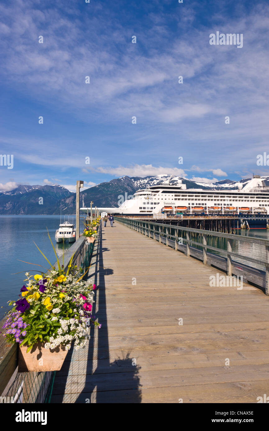 Kreuzfahrt Schiff angedockt an Haines Hafen im Südosten Portage Cove, Haines, Alaska, Sommer Stockfoto