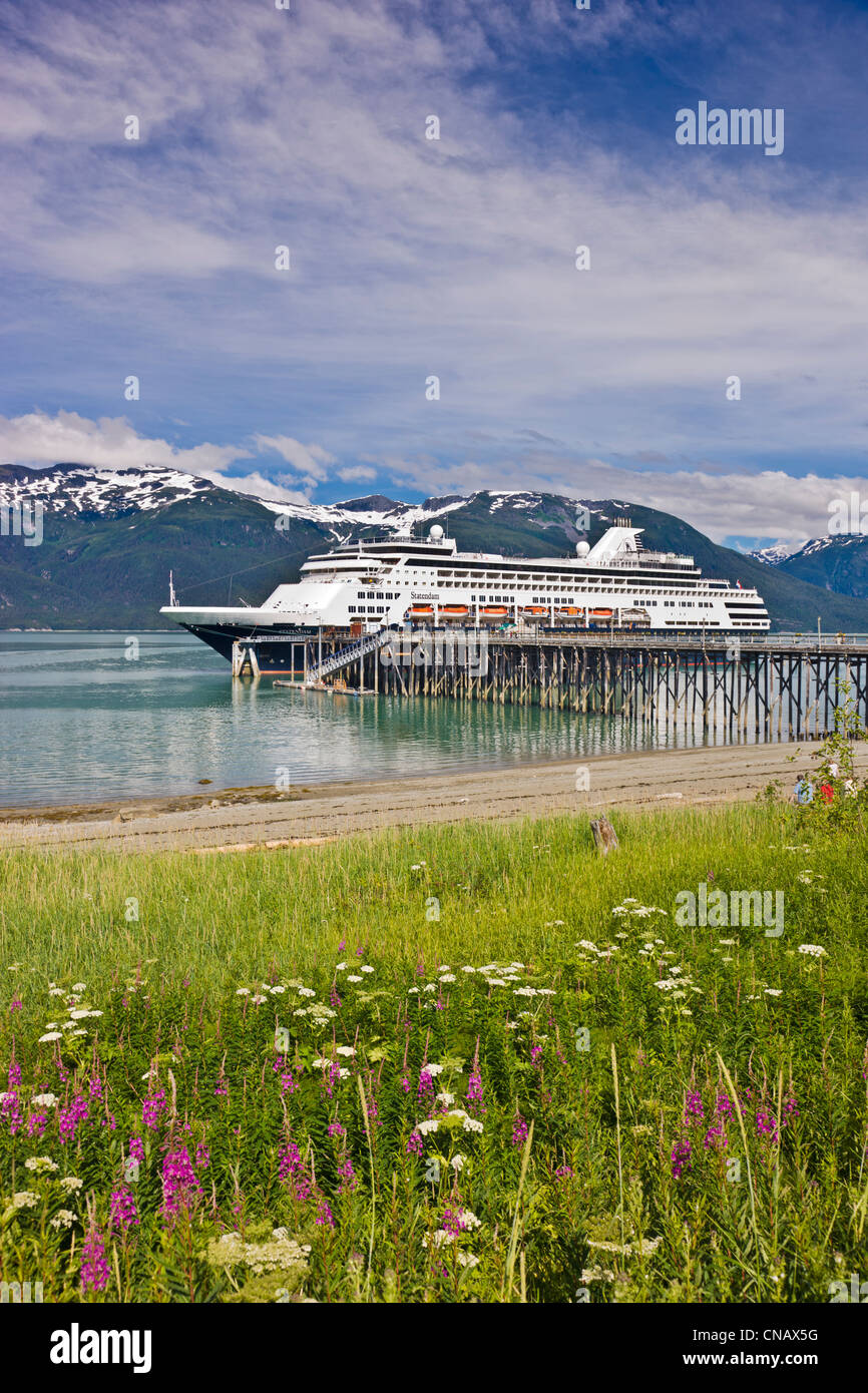Kreuzfahrt Schiff angedockt an Haines Hafen im Südosten Portage Cove, Haines, Alaska, Sommer Stockfoto