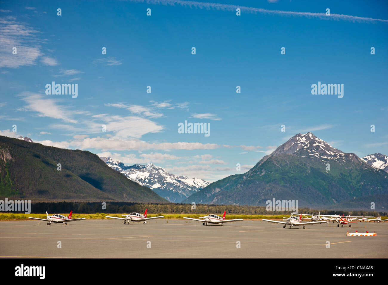 Kleine Flugzeuge geparkt auf dem Rollfeld in Haines Airport, Haines, Alaska Southeast Sommer Stockfoto