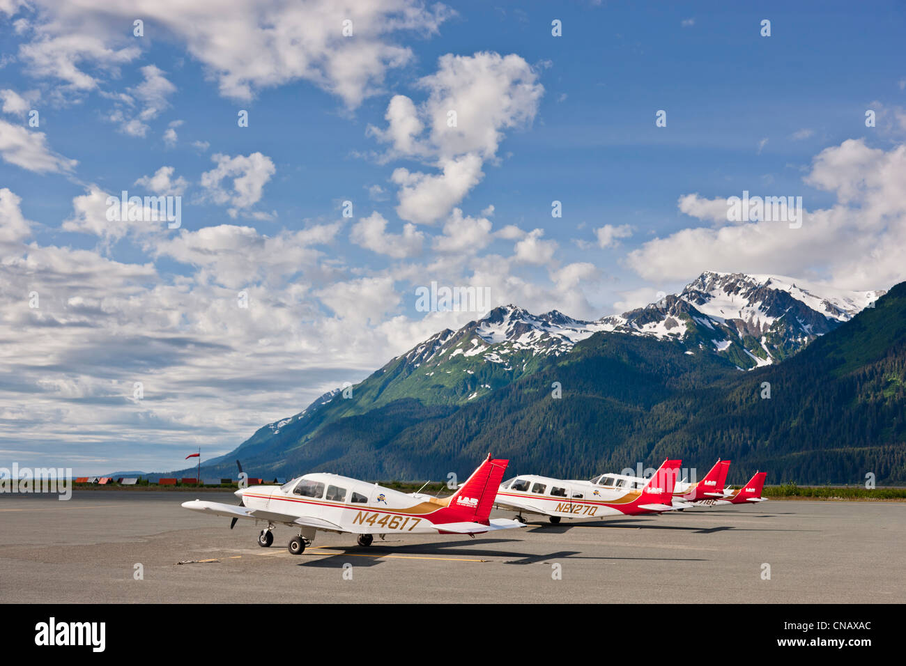 Kleine Flugzeuge geparkt auf dem Rollfeld in Haines Airport, Haines, Alaska Southeast Sommer Stockfoto