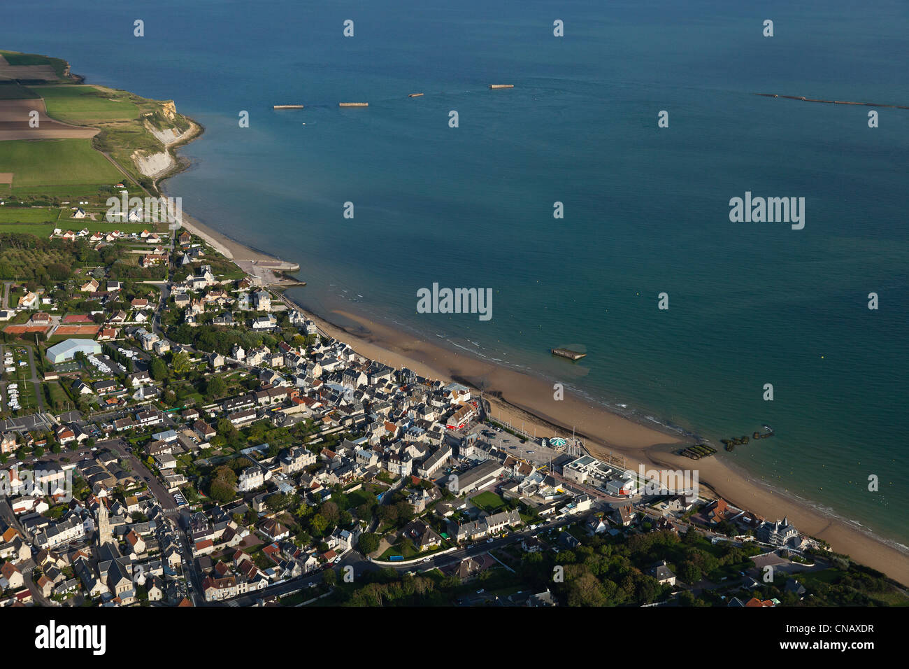 Frankreich, Calvados, Arromanches-Les-Bains, Maulbeeren bleibt der Port Winston im Hintergrund (Luftbild) Stockfoto