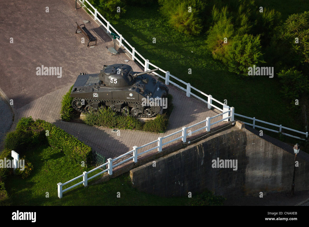 Frankreich, Calvados, Arromanches-Les-Bains, französische Char Sherman (Luftbild) Stockfoto
