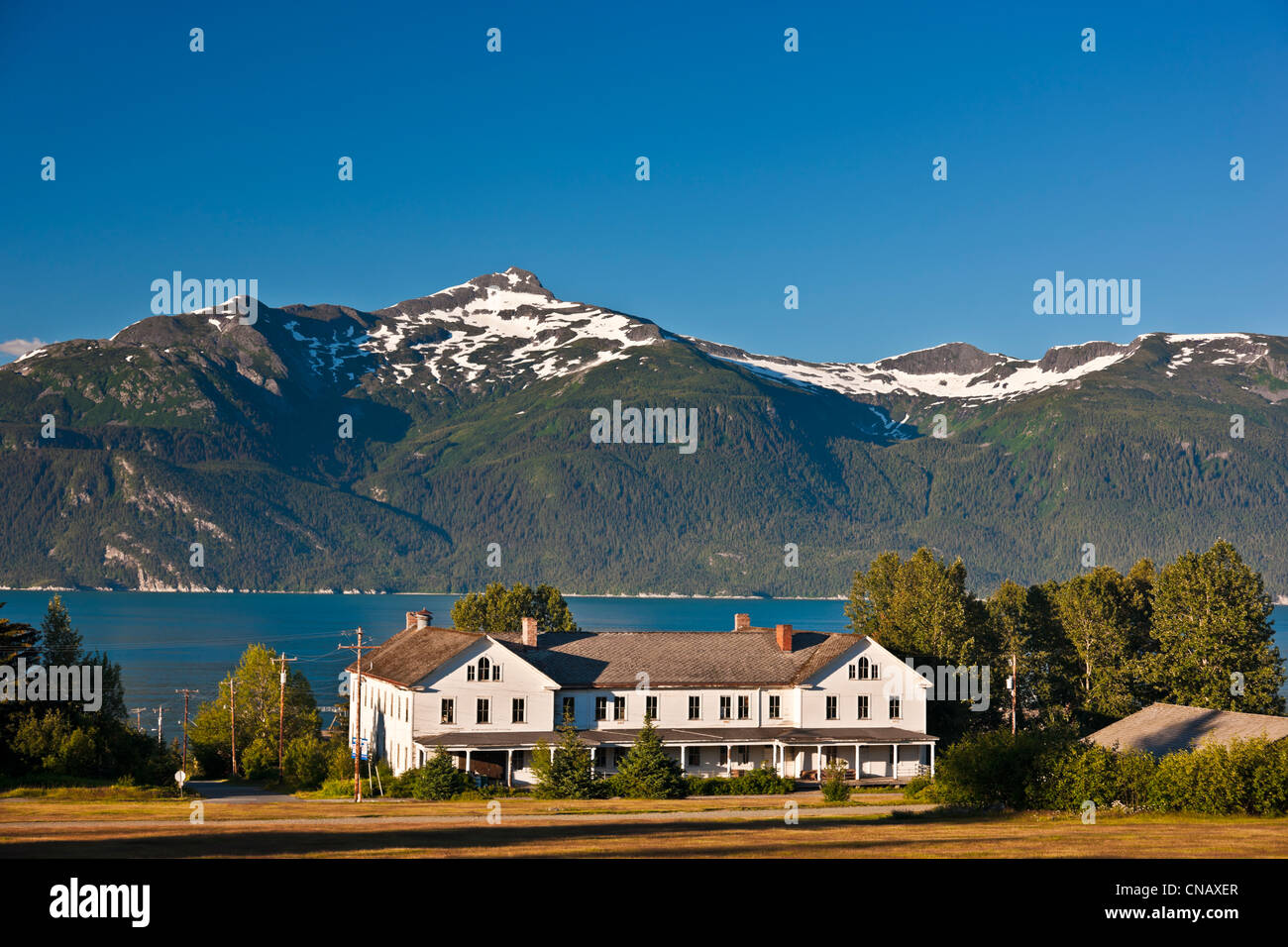 Malerische Aussicht von ft. Seward und Chilkoot Inlet mit Coast Mountains und Mt. Villard im Hintergrund, Haines, Alaska Stockfoto