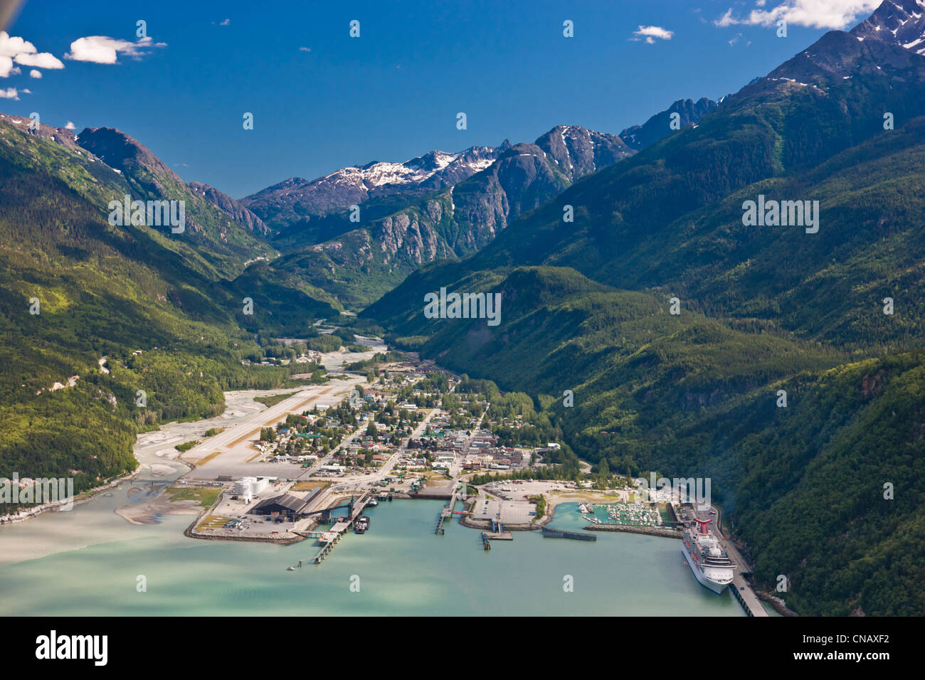 Luftaufnahme der Stadt Skagway mit einem Kreuzfahrtschiff im Hafen von Südost-Alaska, Sommer angedockt Stockfoto