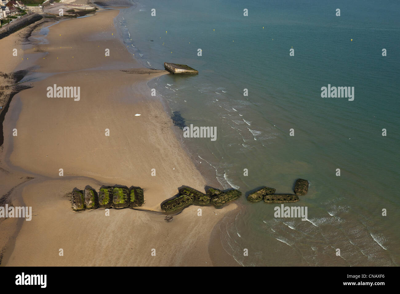 Frankreich, Calvados, Arromanches-Les-Bains, Maulbeeren bleibt der Port Winston (Luftbild) Stockfoto