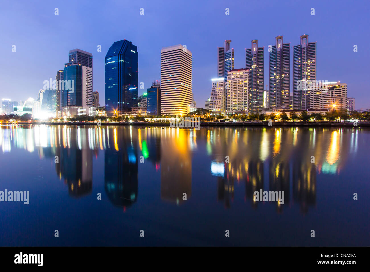 Nachtzeit von Bangkok mit Wasserreflexion Stockfoto