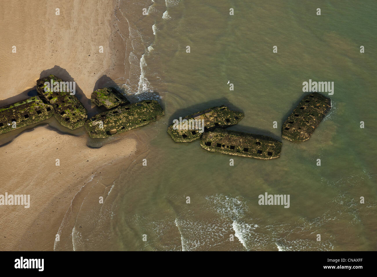 Frankreich, Calvados, Arromanches-Les-Bains, Maulbeeren bleibt der Port Winston (Luftbild) Stockfoto