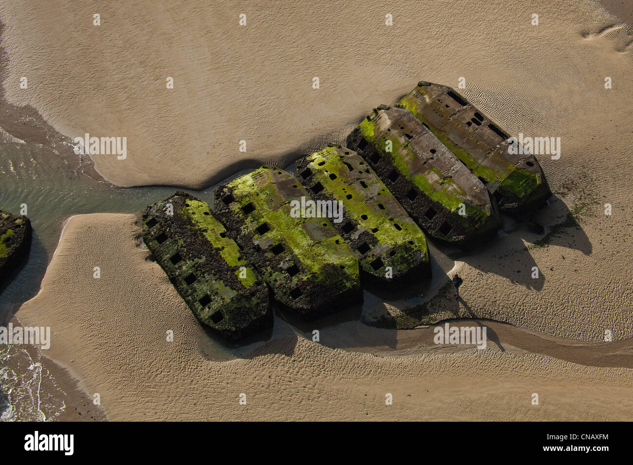 Frankreich, Calvados, Arromanches-Les-Bains, Maulbeeren bleibt der Port Winston (Luftbild) Stockfoto