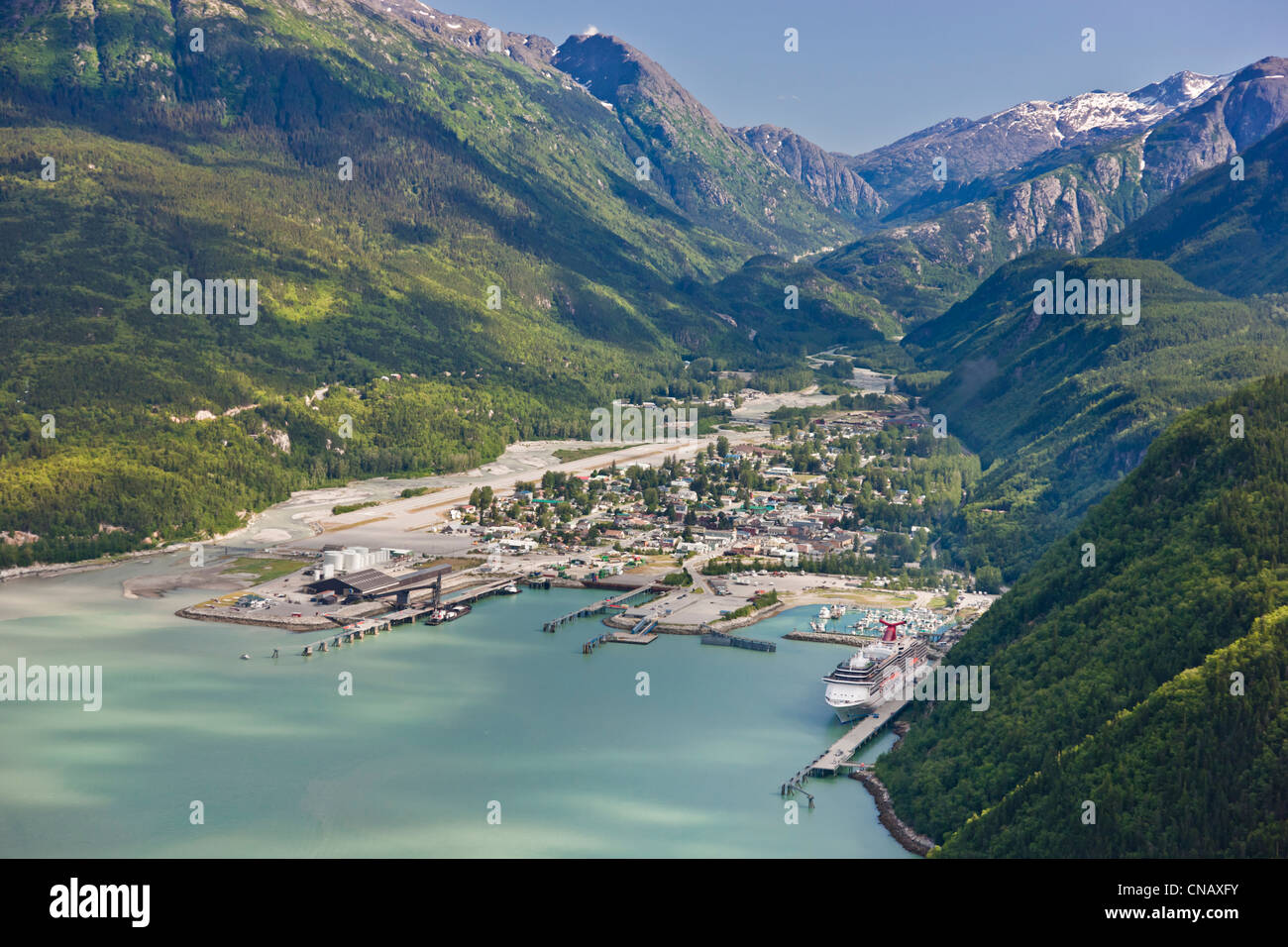 Luftaufnahme der Stadt Skagway mit einem Kreuzfahrtschiff im Hafen von Südost-Alaska, Sommer angedockt Stockfoto