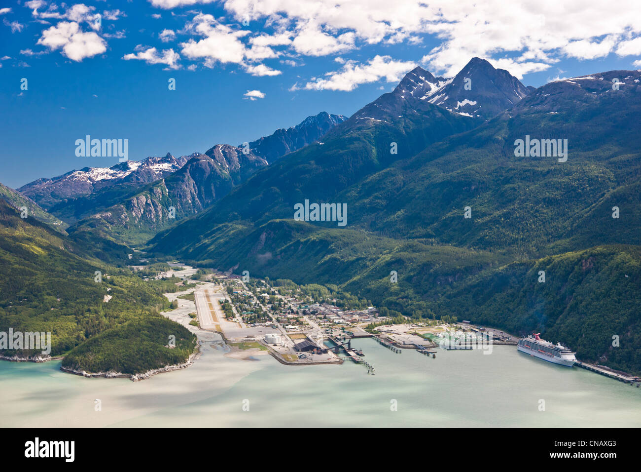 Luftaufnahme der Stadt Skagway mit einem Kreuzfahrtschiff im Hafen von Südost-Alaska, Sommer angedockt Stockfoto