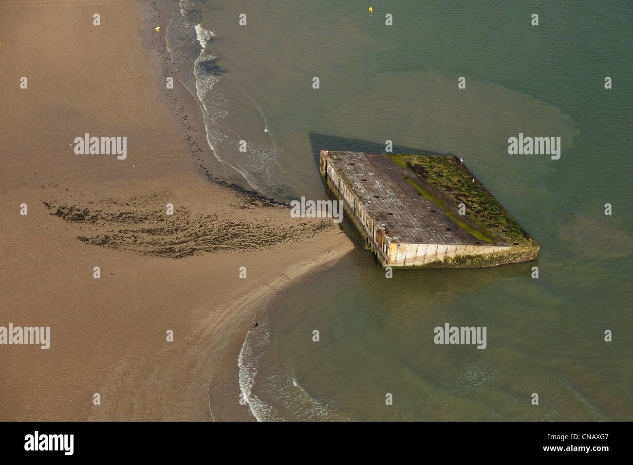 Frankreich, Calvados, Arromanches-Les-Bains, Maulbeeren bleibt der Port Winston (Luftbild) Stockfoto