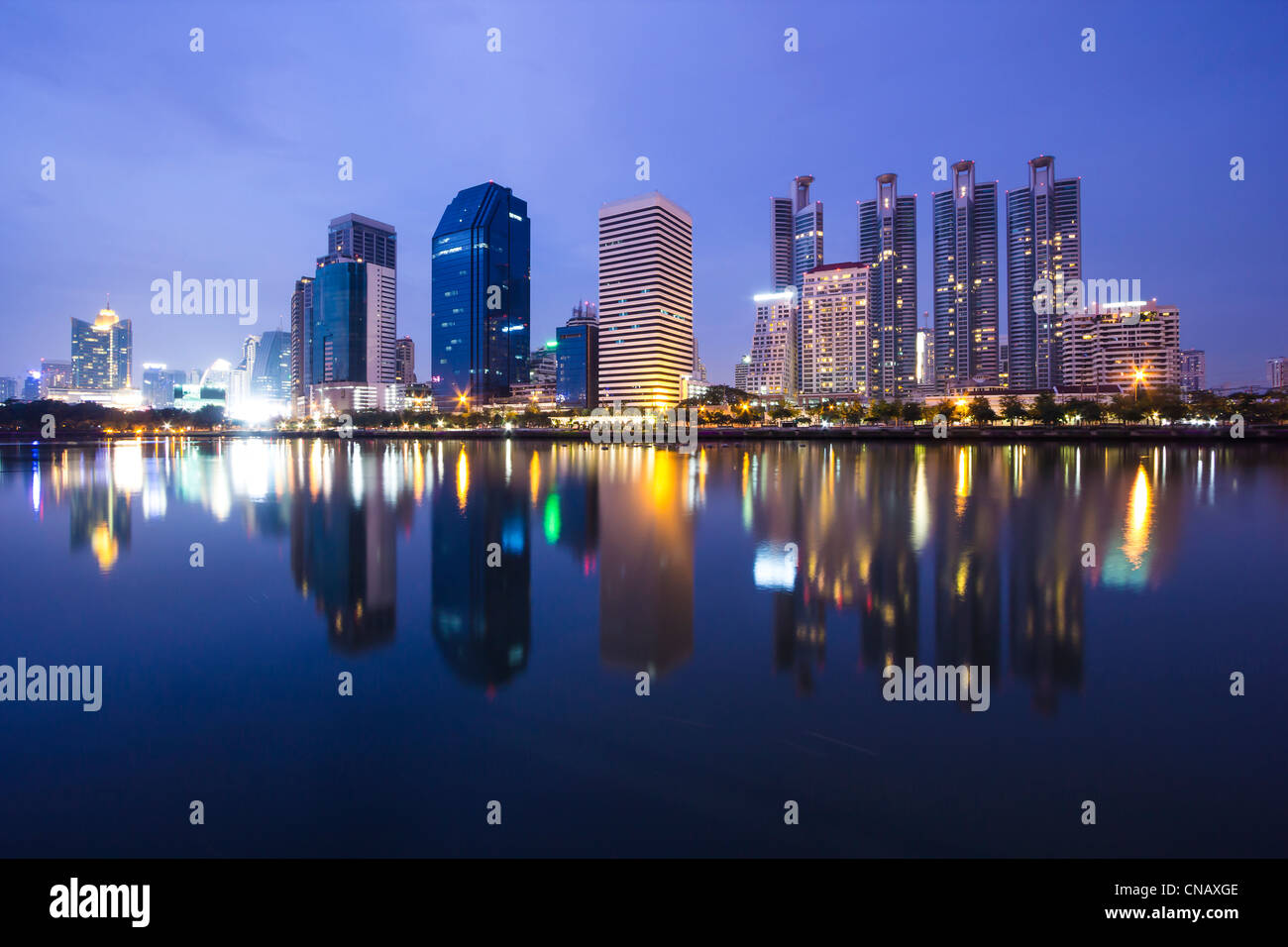 Nachtzeit von Bangkok mit Wasserreflexion Stockfoto