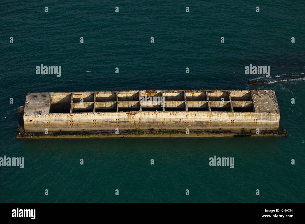 Frankreich, Calvados, Arromanches-Les-Bains, Maulbeeren bleibt der Port Winston, Phoenix-Senkkästen Wellenbrecher (Luftbild) zu tun Stockfoto
