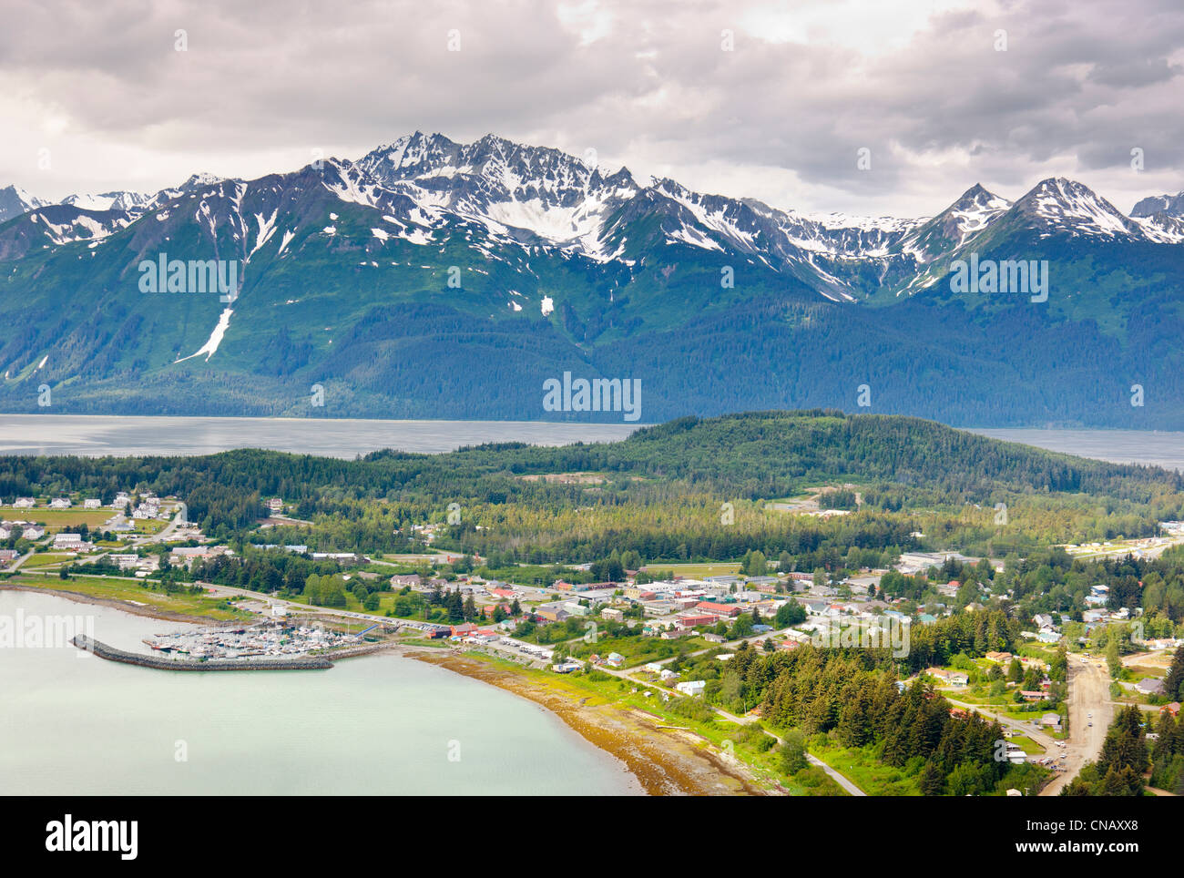 Luftaufnahme der Stadt Haines von oben Chilkoot Inlet, Chilkat Mountain Range in den Hintergrund, südöstlichen Alaska, Sommer Stockfoto