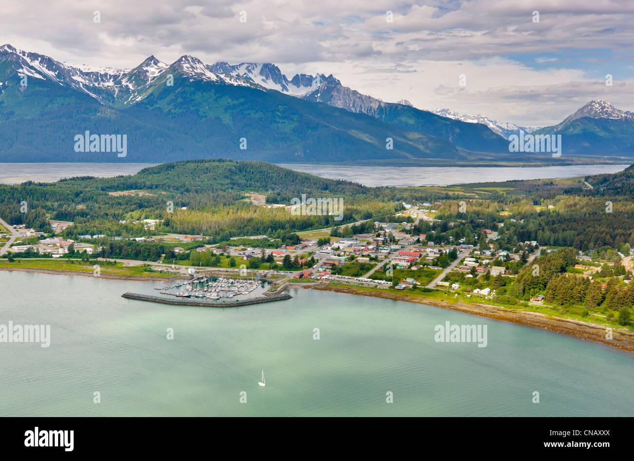 Luftaufnahme der Stadt Haines von oben Chilkoot Inlet, Chilkat Mountain Range in den Hintergrund, südöstlichen Alaska, Sommer Stockfoto