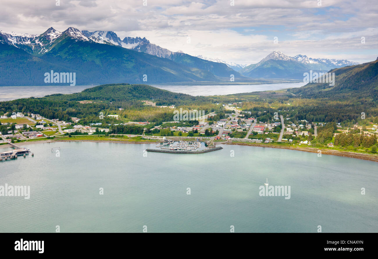 Luftaufnahme der Stadt Haines von oben Chilkoot Inlet, Chilkat Mountain Range in den Hintergrund, südöstlichen Alaska, Sommer Stockfoto