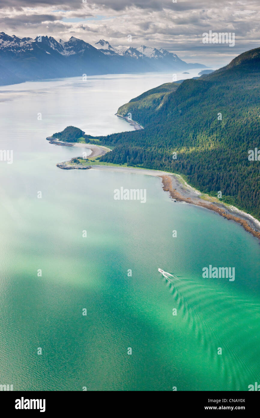 Luftaufnahme der kommerziellen Fischerei Boot Überschrift nach Südosten Chilkoot Inlet, Haines, Alaska, Sommer Stockfoto