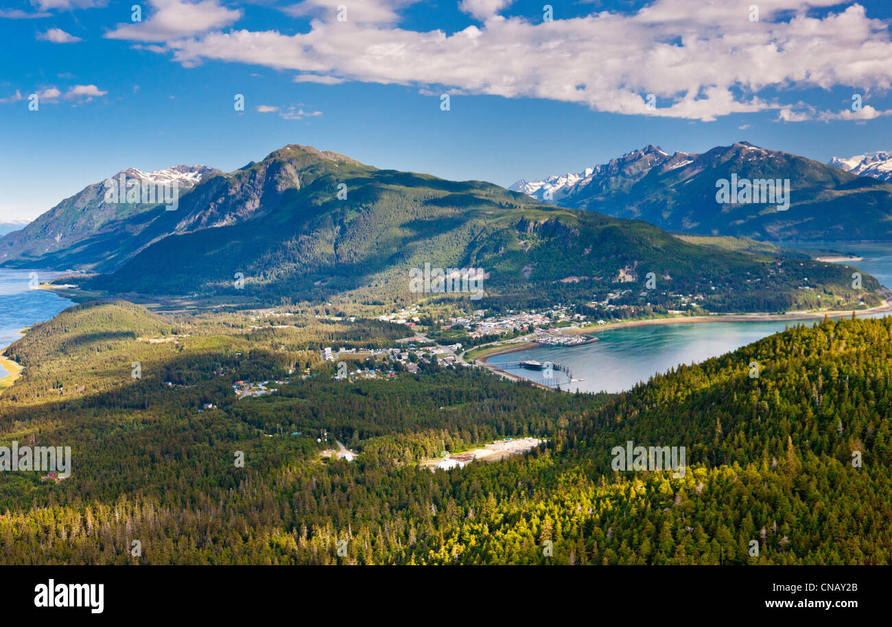 Luftaufnahme der Stadt Haines von oben Chilkoot Inlet, Takshanuk und küstennahen Berge im Hintergrund, Alaska Stockfoto