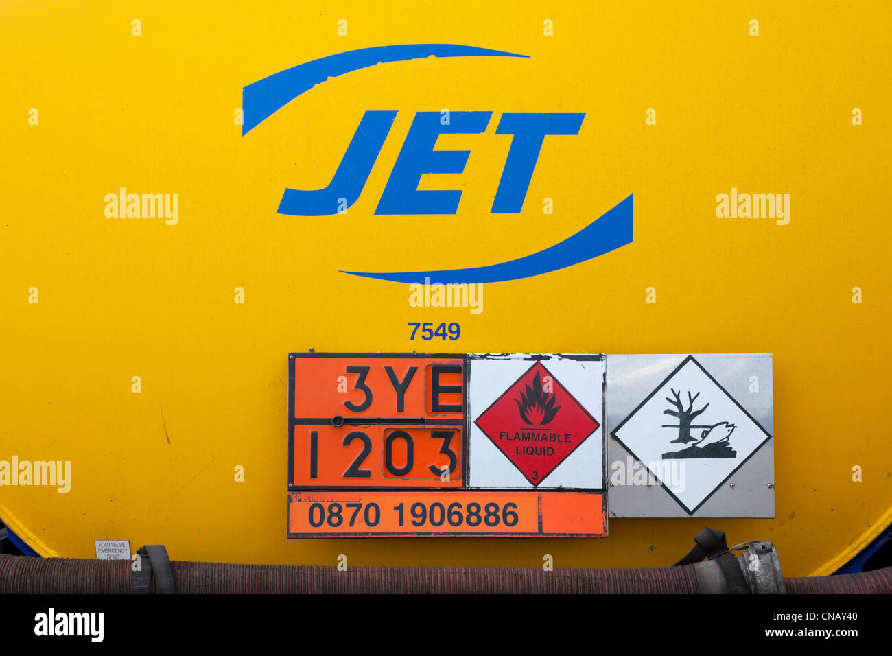 Blick auf die Rückseite von einem Jet Kraftstofftanker Anzeichen von Gefahr. Stockfoto