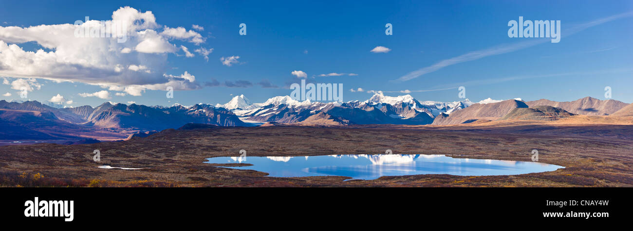 Panorama auf die Alaska Range in der Nähe der MaClaren River Bridge auf dem Denali Highway, innen Alaska, Herbst Stockfoto