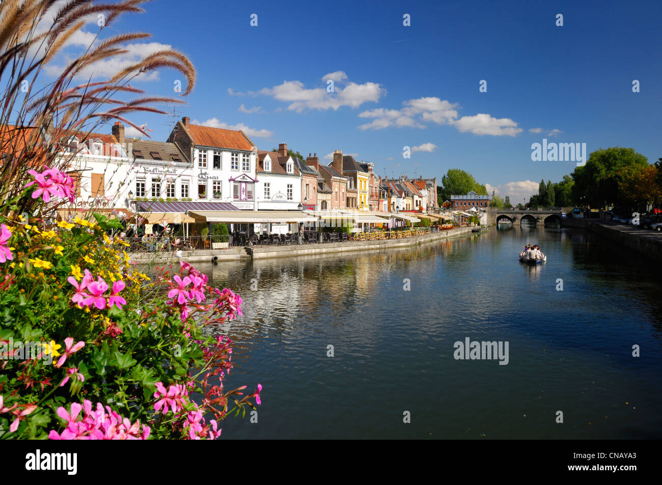 Somme, Amiens, Frankreich, St Leu Bezirk, Touristenboot vor Quai Belu und Café-Restaurant-Terrassen Stockfoto