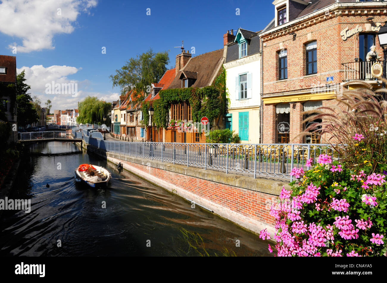 Somme, Amiens, Frankreich, St Leu Bezirk, Touristenboot vor Quai Belu und Café-Restaurant-Terrassen Stockfoto