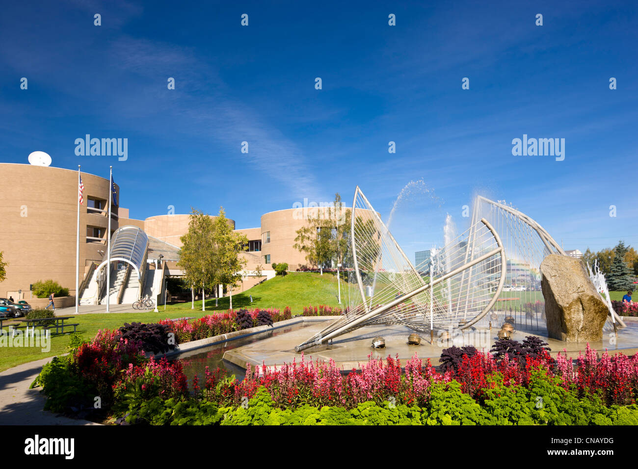 Loussac Bibliothek und Carl Nesjar Eis Brunnen in Midtown Anchorage, Yunan Alaska, Anchorage, Sommer Stockfoto