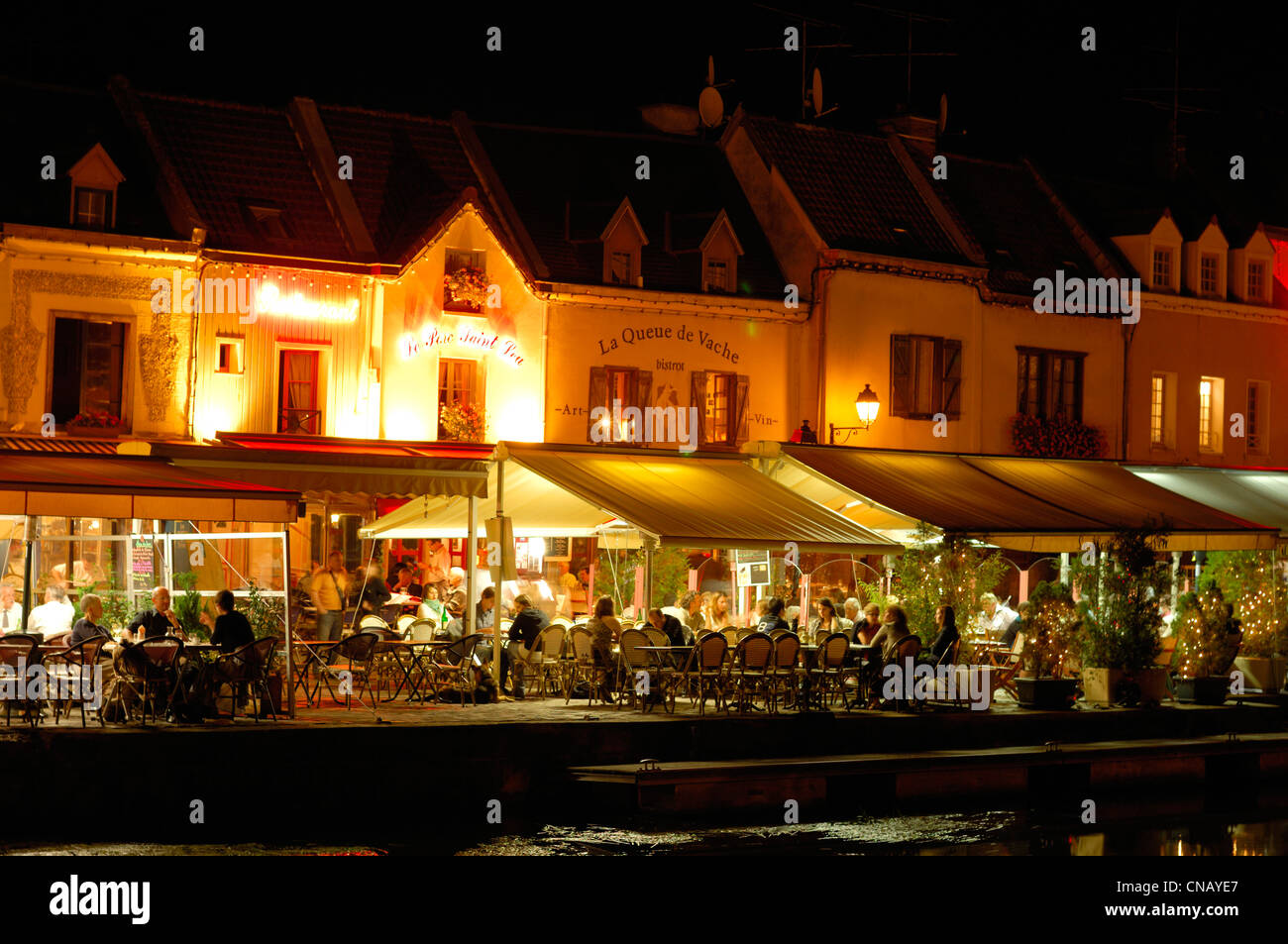 Frankreich, Somme, Amiens, St. Leu-Bezirk, Café und Restaurant Terrassen am Quai Belu bei Nacht Stockfoto