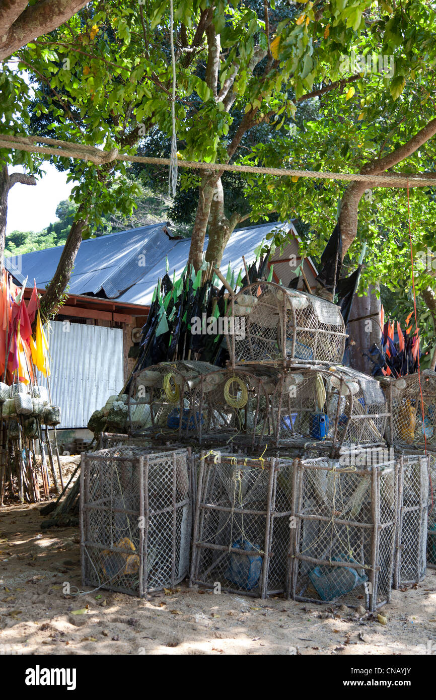 Auf Bulon Insel, Angeln Materiallagerung in einem Dorf der Seezigeuner (Thailand). Entreposage de Matériel de Pêche (Thaïlande) Stockfoto