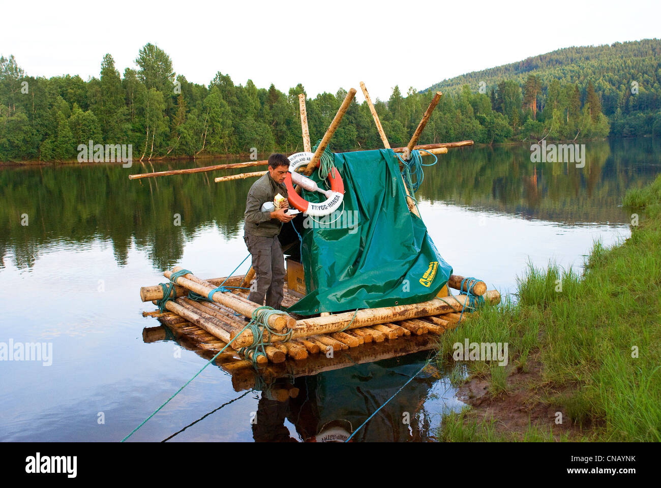 Schweden, Zentrale Wohnlage, Värmland Grafschaft, Holz Floß Boot auf Klaralven Fluss zwischen den Dörfern Stollet und Ederback Stockfoto