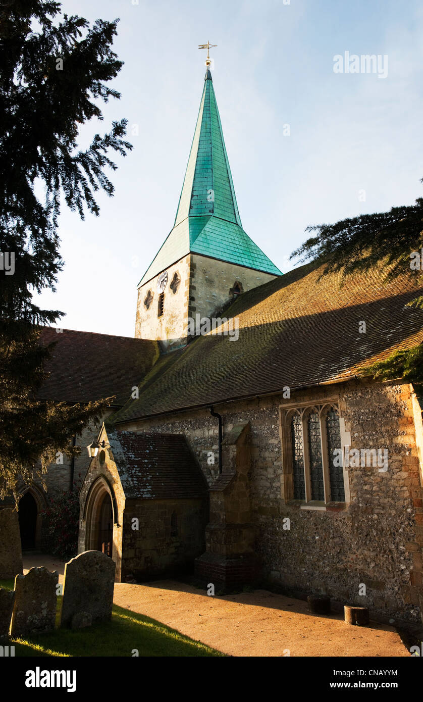 Kirche St. Mary und St. Gabriel mit Kupfer verkleidet thematisieren Turmspitze fangen die Morgensonne Stockfoto