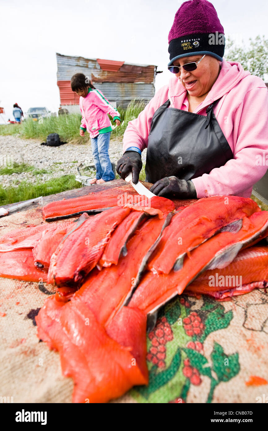 Alaska native Frau Filets Subsistenz gefangen Rotlachs in Südwest-Alaska, Iliamna, Sommer Stockfoto