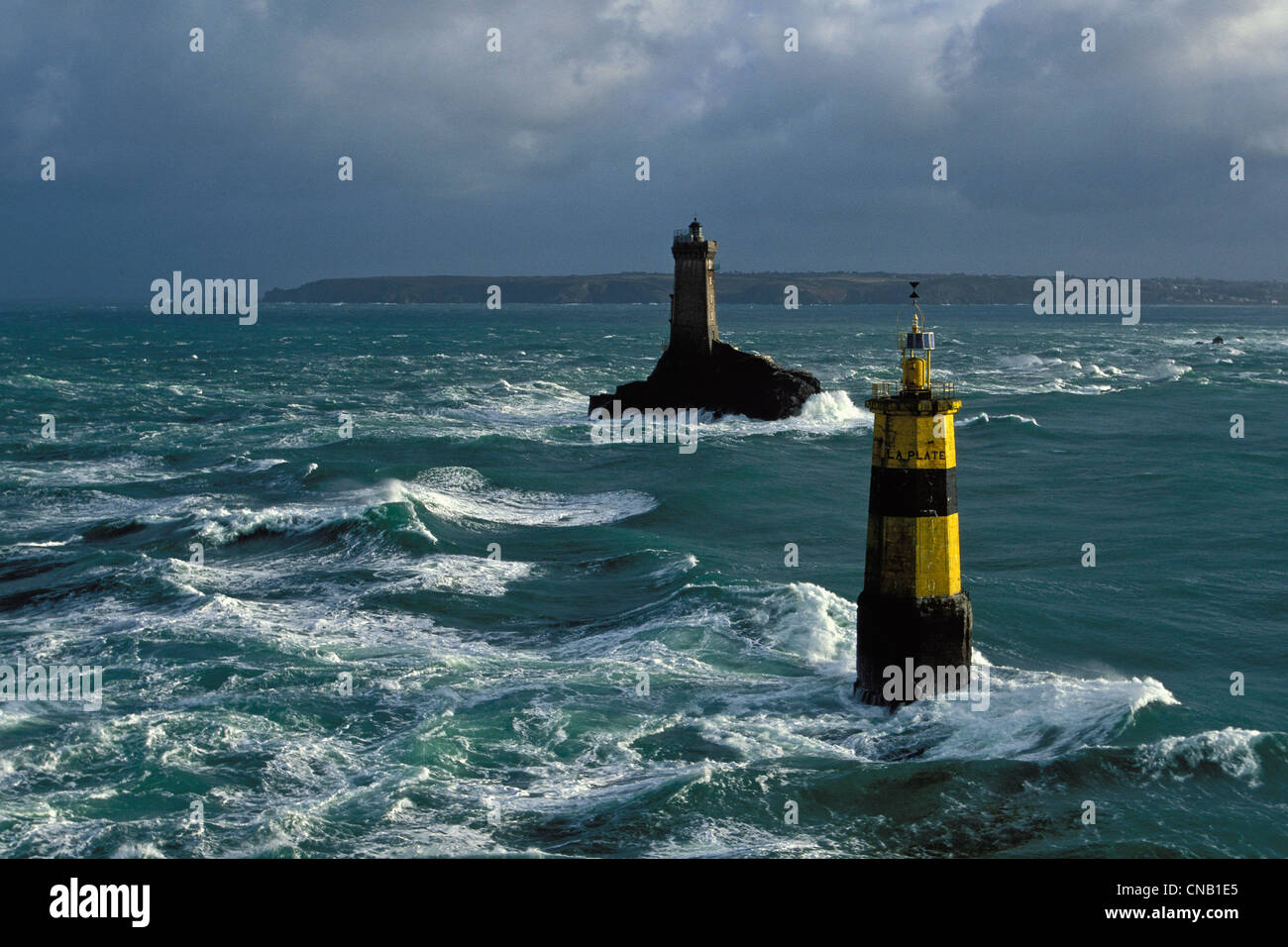 Frankreich, Finistere, Iroise-See, Pointe du Raz, Raz de Sein, La Plate Beacon, La Vieille Leuchtturm (Luftbild) Stockfoto