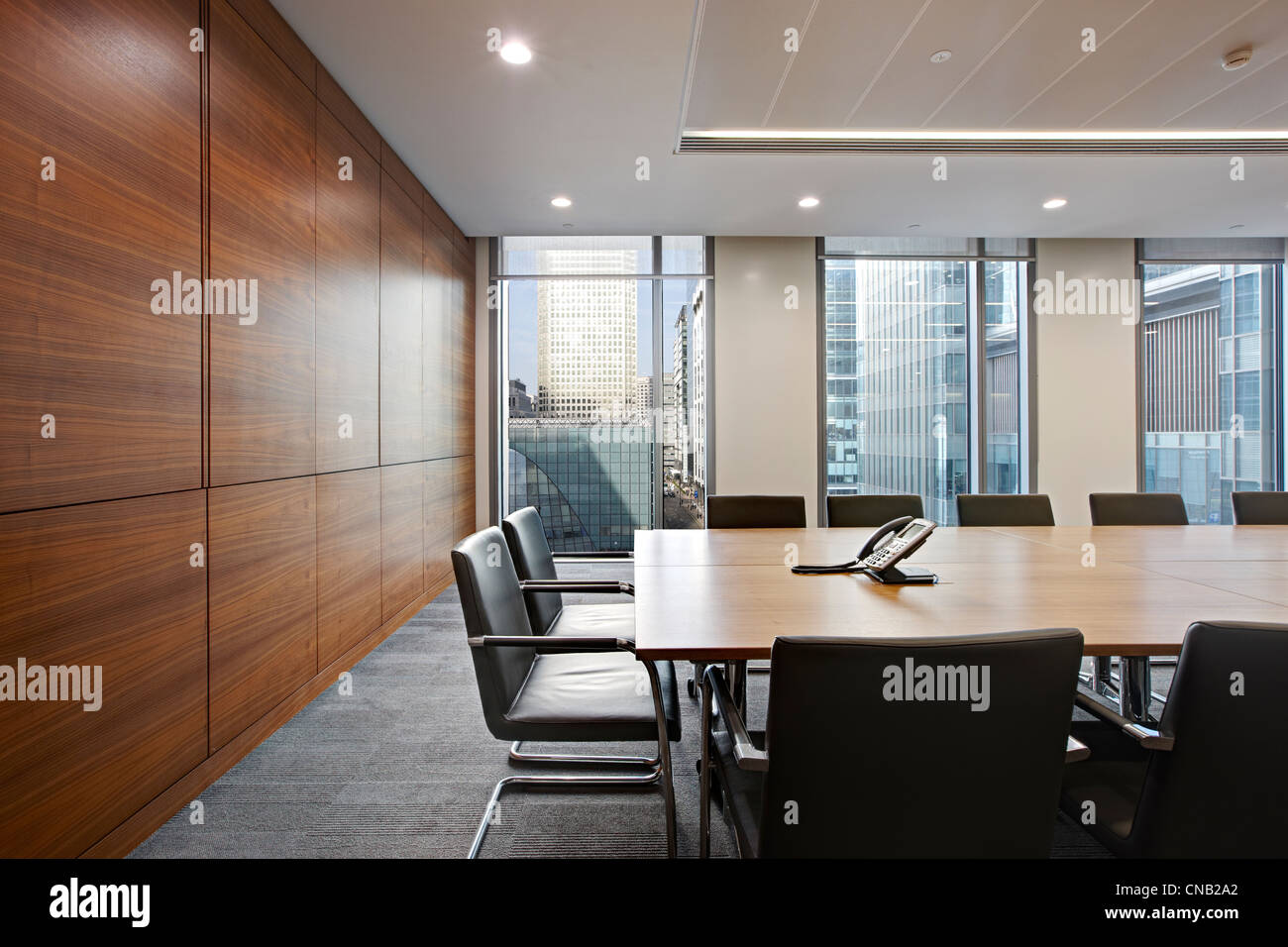 Konferenzraum treffen große Tabelle Bildschirm Esszimmerstühle Stockfoto