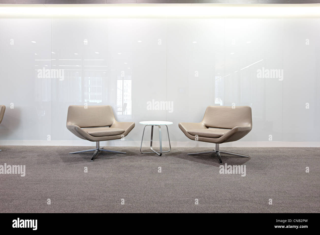 weißes Glas Wand Beige Stühle Korridor Stadtbüro Stockfoto