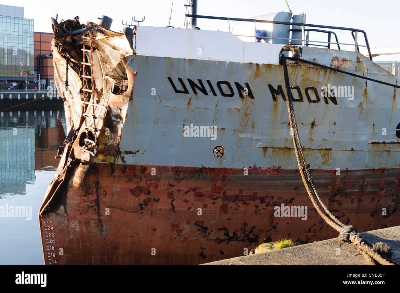 Union Mond Schiff, beschädigt nach einem Sturz in ein Stena Line Fähre, Belfast. Stockfoto