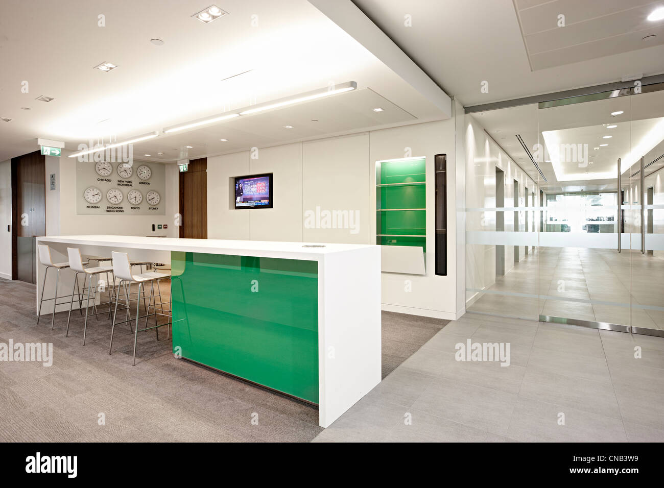 grünes Glaswand Treffen Raum Stadt Büro bank Stockfoto