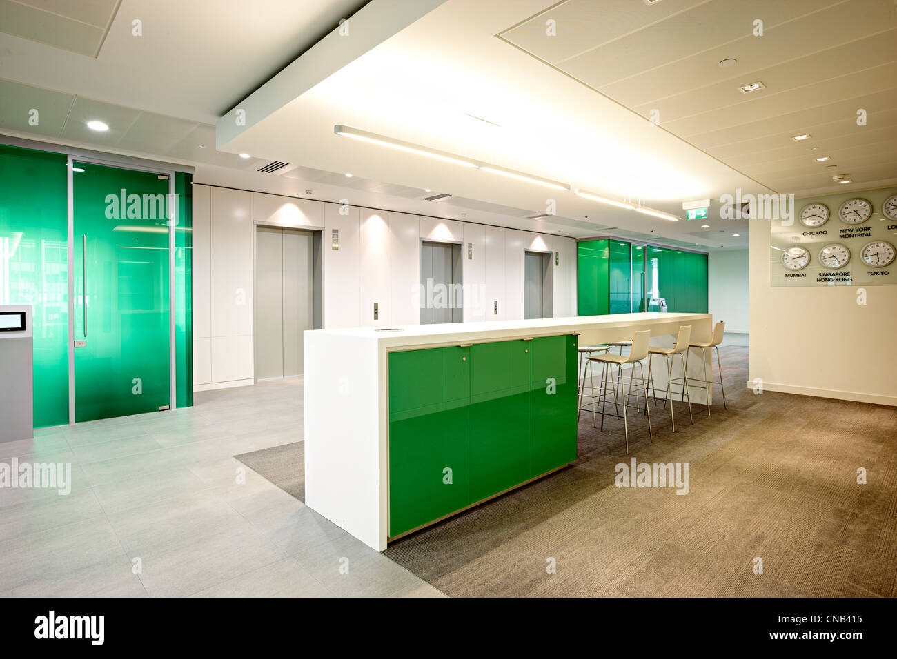 grünes Glaswand Treffen Raum Stadt Büro bank Stockfoto